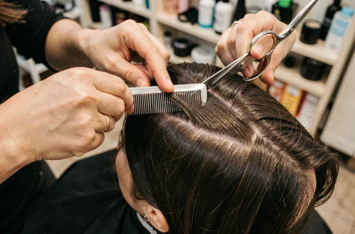 Vue de dessus en gros plan d'une coupe couronne montrant la technique de séparation des sections de cheveux